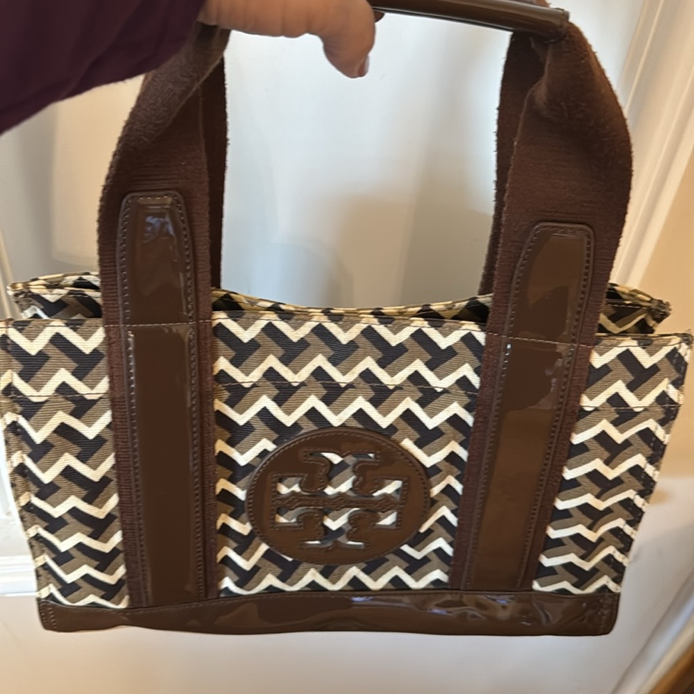 Tory Burch Ella Brown Chevron Canvas/Patent Leather Logo Tote EUC